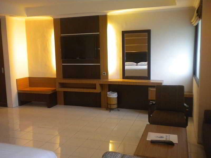 Urbanview Hotel Taman Suci Denpasar  Exterior photo